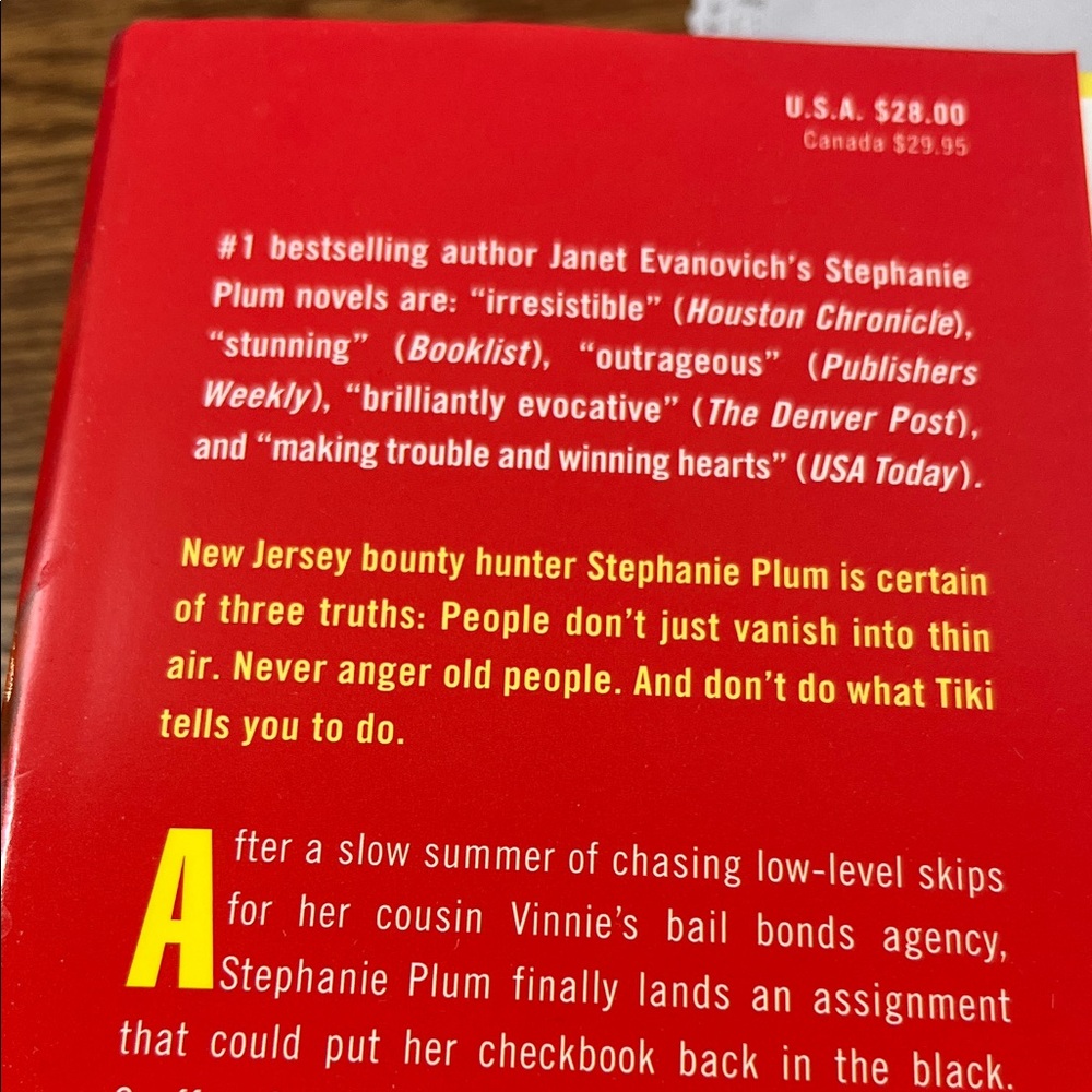 Janet Evanovich 'Notorious Nineteen' Book - Red Cover - Picture 2 of 5